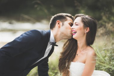 Genç bir çiftin şehvetli portresi. Açık hava.