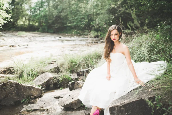 川のそばに長い髪を持つ美しい花嫁の肖像画 — ストック写真
