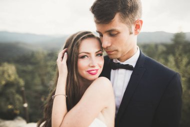 Genç bir çiftin şehvetli portresi. Açık hava.