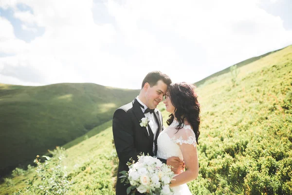 Schönes junges Paar an ihrem Hochzeitstag. Nahaufnahme — Stockfoto