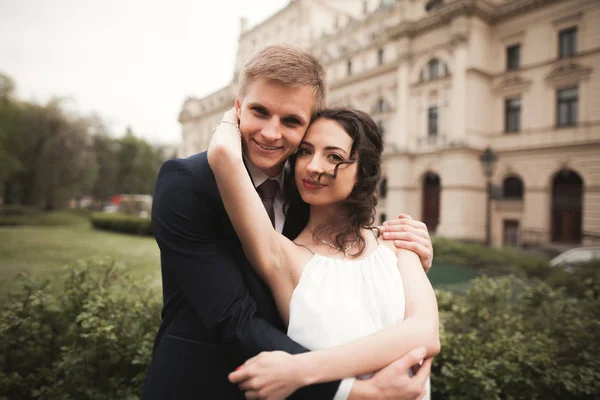 Casal de casamento bonito, noiva, noivo beijando e abraçando contra o fundo do teatro — Fotografia de Stock