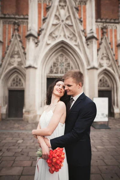 Wedding couple, bride and groom near a church in Krakow — Stock Photo, Image