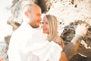 Genç modeller çift taşlarla sahilde poz