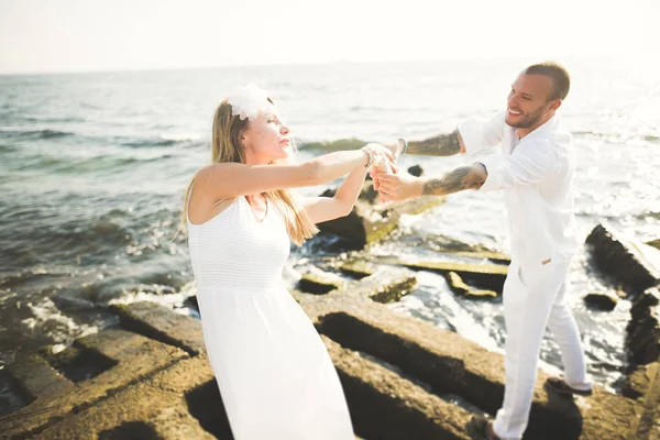 Χαρούμενος μόλις παντρευτεί νέους γάμο ζευγάρι γιορτάζει και να διασκεδάσουν σε πανέμορφη παραλία ηλιοβασίλεμα — Φωτογραφία Αρχείου