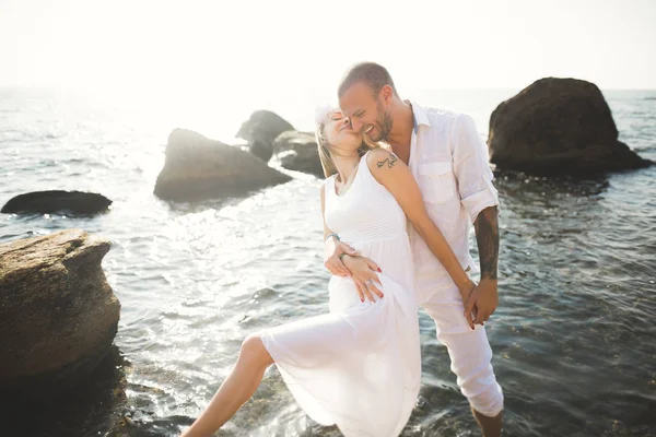 Szczęśliwy mody romantyczna para zakochanych zabawy na piękne morze w letni dzień — Zdjęcie stockowe