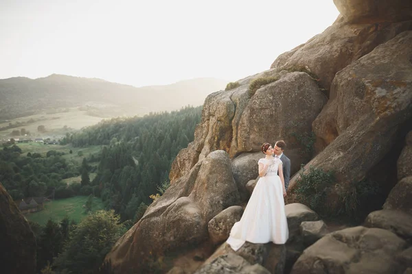 Casal de casamento beijando ficar sobre bela paisagem — Fotografia de Stock