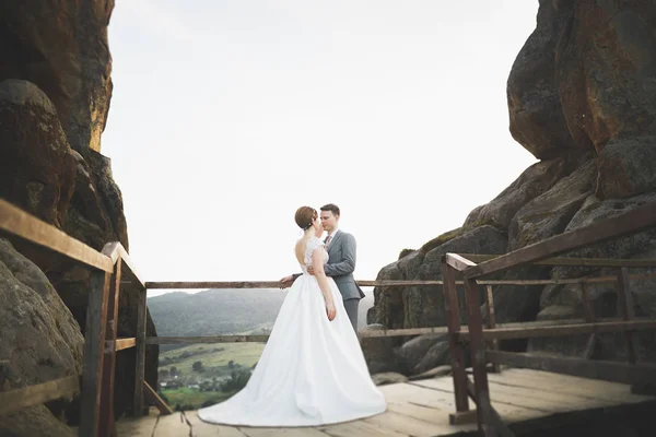 美しい結婚式のカップル、花嫁と花婿、山の背景に恋 — ストック写真