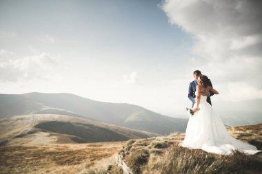 Düğün çifti düğün gün batımında poz. Gelin ve damat aşık