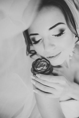 Beyaz elbiseli lüks gelin düğün törenine hazırlanırken poz veriyor.