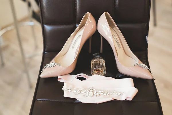 Λευκό όμορφη γαμήλια παπούτσια για γυναίκες, νύφη — Φωτογραφία Αρχείου