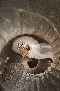 Muhteşem elbiseli güzel gelin merdivenlerde yalnız kalır