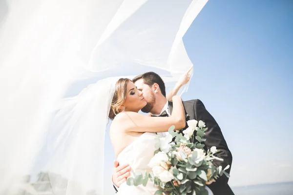 結婚式のカップル,新郎,海と青空の近くにポーズ花束と花嫁 — ストック写真