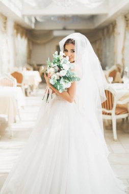 Güzel gelin düğün buket otelin poz ile
