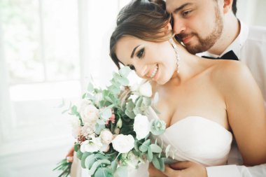 Muhteşem damat yavaşça sarılma şık gelin. Lüks düğün çift şehvetli an