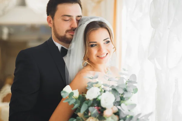 Свадебная фотосессия молодоженов, позирующих в красивом отеле — стоковое фото