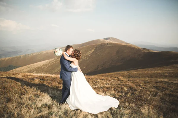 Matrimonio coppia posa al tramonto il giorno del matrimonio. Sposa e sposo innamorati — Foto Stock