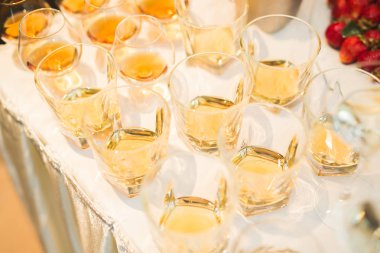 Lezzetli düğün resepsiyonu, tatlı masası.