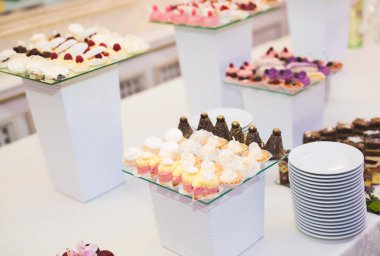 Çeşitli lezzetli tatlılar, yemek fikirleri ve kutlamalarla dolu bir büfe.