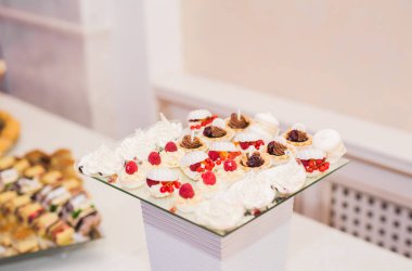 Bir büfe üzerinde pişmiş tatlı çeşitleri