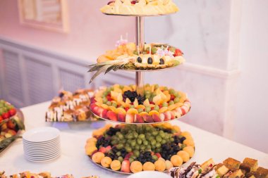 Enfes ve lezzetli bir tatlı masası ve resepsiyonda kapkek fotoğrafları.