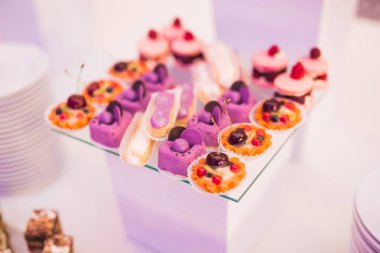 Çeşitli lezzetli tatlılar, yemek fikirleri ve kutlamalarla dolu bir büfe.