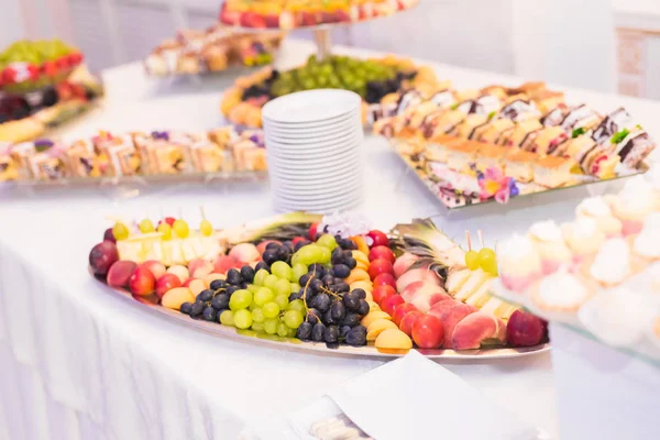Výborná svatební recepce sladkosti bar dezertní stůl — Stock fotografie