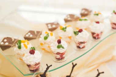 Bir büfe üzerinde pişmiş tatlı çeşitleri