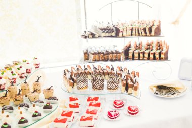 Bir büfe üzerinde pişmiş tatlı çeşitleri