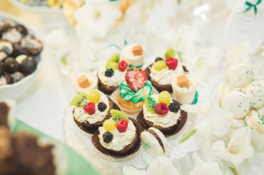 Çeşitli lezzetli tatlılar, yemek fikirleri ve kutlamalarla dolu bir büfe.