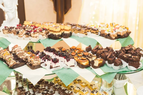 Bufet s různými lahodnými sladkostmi, nápady na jídlo, oslavy — Stock fotografie
