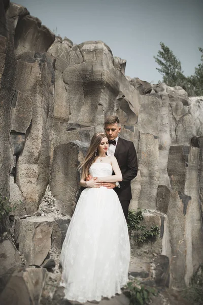 Krásné svatební pár v horách s kameny — Stock fotografie