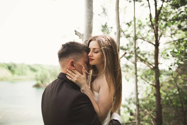 Beijar casal de casamento na primavera natureza close-up retrato — Fotografia de Stock