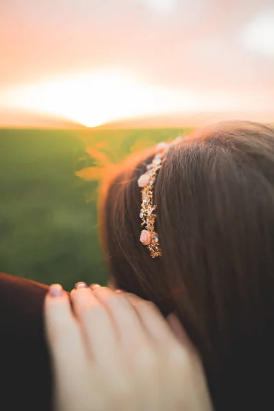 Schönes Hochzeitspaar, Liebe im Sonnenuntergang. Feld mit Blumen — Stockfoto