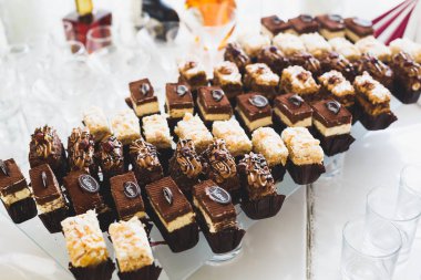 Enfes ve lezzetli bir tatlı masası ve resepsiyonda kapkek fotoğrafları.