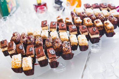 Enfes ve lezzetli bir tatlı masası ve resepsiyonda kapkek fotoğrafları.