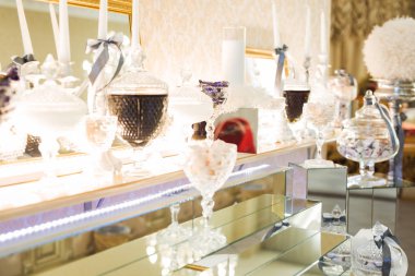 Bir büfe üzerinde pişmiş tatlı çeşitleri