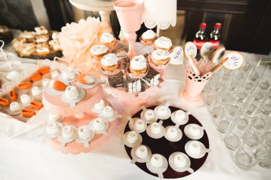 Enfes ve lezzetli bir tatlı masası ve resepsiyonda kapkek fotoğrafları.