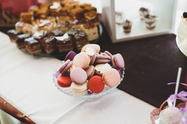 Enfes ve lezzetli bir tatlı masası ve resepsiyonda kapkek fotoğrafları.