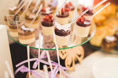 Bir büfe üzerinde pişmiş tatlı çeşitleri