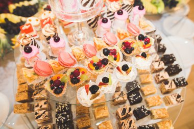 Düğün şekeri büfesinde lezzetli tatlılar, tatlılar, kekler.