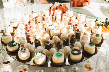 Düğün şekeri büfesinde lezzetli tatlılar, tatlılar, kekler.