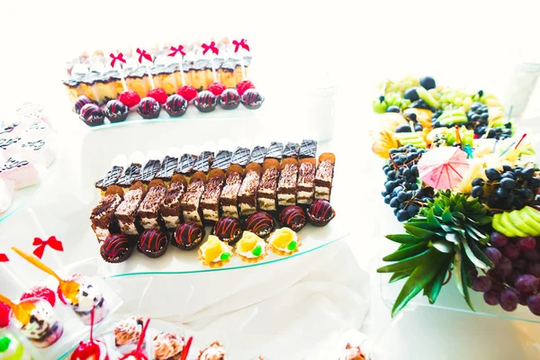 Lahodný a chutný dezertní stůl s cupcakes záběry na recepci detailní up — Stock fotografie