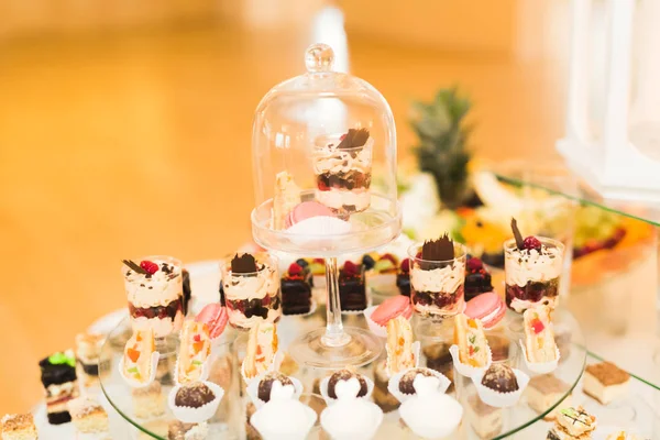 Deliciosos dulces en el buffet de dulces de boda con postres, cupcakes — Foto de Stock