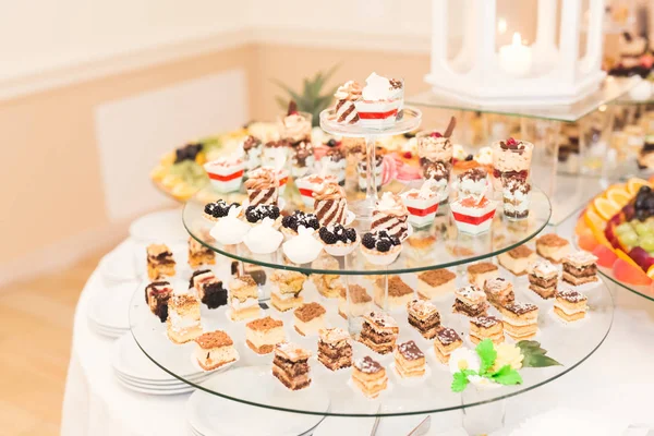 Enfes ve lezzetli bir tatlı masası ve resepsiyonda kapkek fotoğrafları.