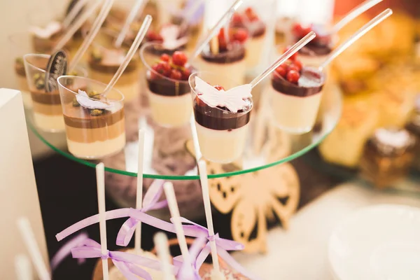 Bir büfe üzerinde pişmiş tatlı çeşitleri