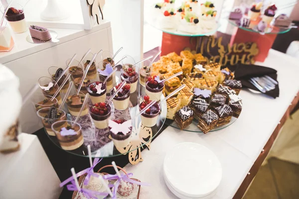 Heerlijke zoetigheden op bruiloft snoep buffet met desserts, cupcakes — Stockfoto