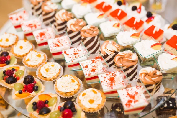 Bir büfe üzerinde pişmiş tatlı çeşitleri