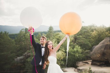 Genç mutlu düğün çift açık havada komik portre