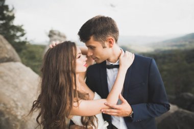 Genç bir çiftin şehvetli portresi. Açık hava.