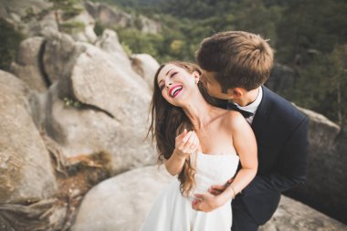 Genç bir çiftin şehvetli portresi. Açık hava.